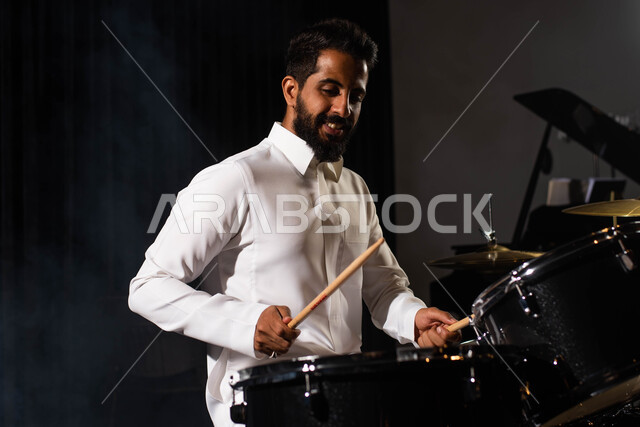 ممارسة هواية الطبل على آلة الطبول الالكترونية، استخدام الآلات الايقاعية، رجل فنان عربي سعودي خليجي يقوم بقرع الطبول، تقديم البرامج والفنون الموسيقية والفن المسرحي، مواهب فنية موسيقية، أنشطة ترفيهية