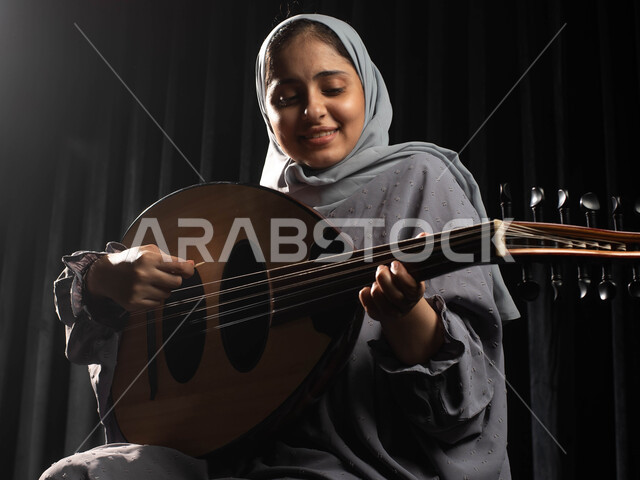 فنانة عربية سعودية خليجية تمارس هواية العزف باستخدام آلة العود، مواهب فنية موسيقية، تقديم البرامج والفنون الموسيقية والفن المسرحي، الإستمتاع بالعزف على الآلة الوترية، جلسة وناسة وطرب، انشطة ترفيهية