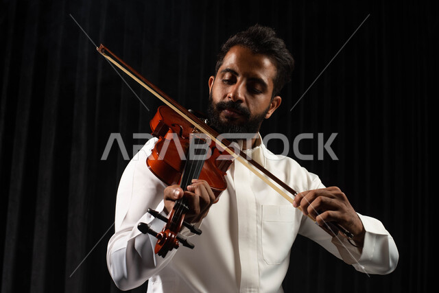 تقديم البرامج والفنون الموسيقية والفن المسرحي، عازف عربي خليجي سعودي فنان يقوم بالعزف على آلة الكمان، مواهب فنية موسيقية، استخدام الآلات الموسيقية الوترية، ممارسة هواية العزف باستخدام آلة الكمان، جلسة وناسة وطرب، انشطة ترفيهية