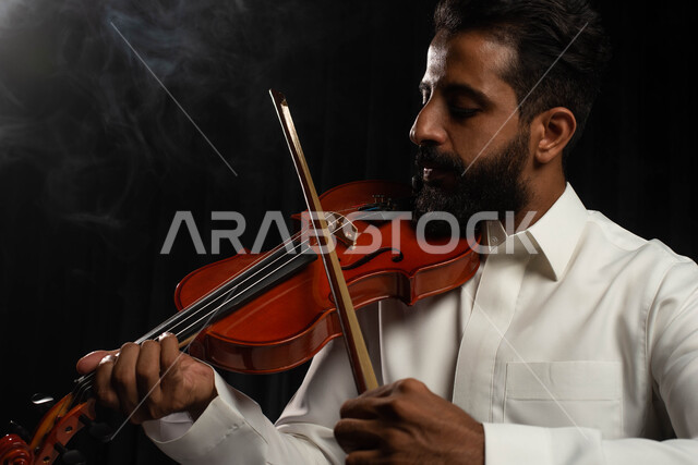 تقديم البرامج والفنون الموسيقية والفن المسرحي، عازف عربي خليجي سعودي فنان يقوم بالعزف على آلة الكمان، مواهب فنية موسيقية، استخدام الآلات الموسيقية الوترية، ممارسة هواية العزف باستخدام آلة الكمان، جلسة وناسة وطرب، انشطة ترفيهية