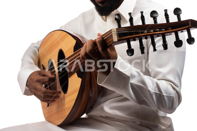 بورتريه لرجل فنان عربي خليجي سعودي يمارس هواية العزف باستخدام آلة العود، مواهب فنية موسيقية، تقديم البرامج والفنون الموسيقية والفن المسرحي، الإستمتاع بالعزف على الآلة الوترية، جلسة وناسة وطرب، انشطة ترفيهية