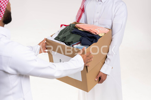 خدمة المجتمع السعودي المتعفف ، بورتريه لرجل عربي خليجي سعودي يقدم  صندوق تبرعات الملابس الفائضه ،  اهداء ملابس العيد للمحتاجين ، جمعيات خيرية ومبادرات انسانية ، خلفية بيضاء.
