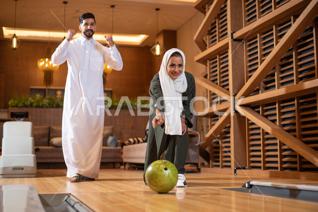 مضمار البولينج ، زوجان عربيان خليجيان سعوديان يقضيان أوات ممتعة  في ممارسة لعبة البولينج ، أماكن ترفيهية وأنشطة رياضية ترفيهية ، ملعب البولينج ، قضاء أوقات الفراغ