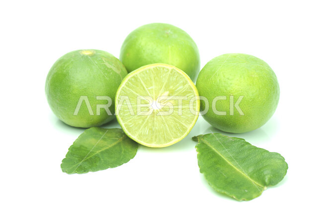 الليمون الأخضر الطازج , فيتامين سي, فاكهة منعشة ولذيذة, فيتامين طبيعي, حمضيات, خلفية بيضاء .
