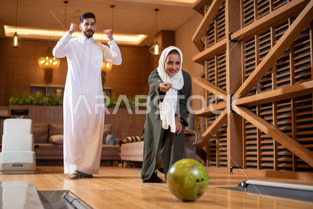 مضمار البولينج ، زوجان عربيان خليجيان سعوديان يقضيان أوات ممتعة  في ممارسة لعبة البولينج ، أماكن ترفيهية وأنشطة رياضية ترفيهية ، ملعب البولينج ، قضاء أوقات الفراغ