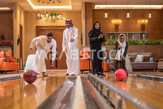 التحديات والمنافسات ، عائلة عربية خليجية سعودية تقضي أوقات ممتعة في ممارسة لعبة البولينج  في مضمار البولينج ، أنشطة رياضية ترفيهية ، ملعب البولينج ، قضاء أوقات الفراغ ، التسليه والترفيه