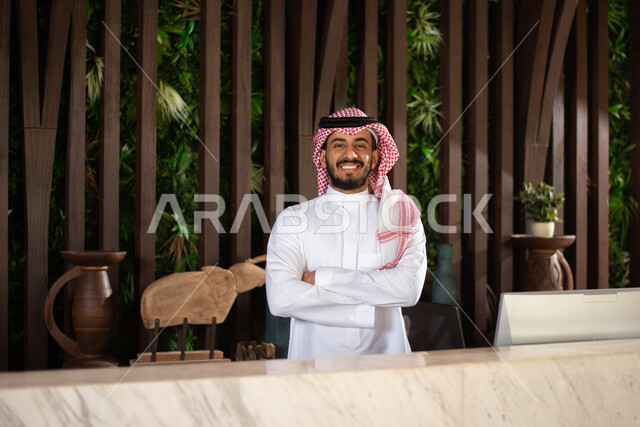 استعلامات واستفسارات ، شاب عربي خليجي سعودي يرتدي الزي السعودي التقليدي  يعمل في مجال الإستعلامات في قسم خدمة العملاء ، الحوارات والنقاشات