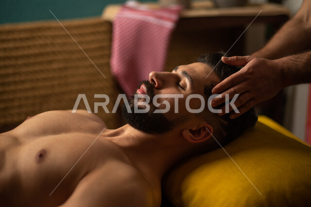 العناية الصحية والبدنية في منتجع صحي، شاب عربي خليجي سعودي يحصل على جلسة مساج في مراكز السبا في السعودية، نادي صحي رجالي، غرفة الإسترخاء والاستجمام والراحه، خدمات المساج في صالون رجالي ، المساج الصحي