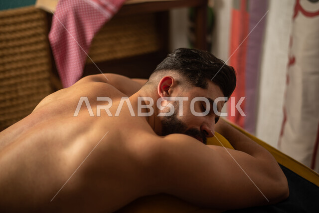 المساج الصحي ، شاب عربي خليجي سعودي يحصل على جلسة مساج في مراكز السبا في السعودية، نادي صحي رجالي، غرفة الإسترخاء والاستجمام والراحه، خدمات المساج في صالون رجالي، منتجع صحي، العناية الصحية والبدنية