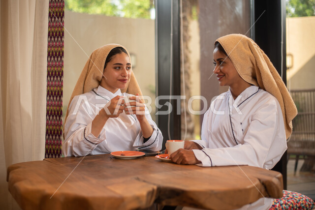 الراحة والاستجمام والاهتمام والعناية بالمظهر ، دردشة ومحادثات وتعارف وصداقات، صديقتان عربيتان خليجيتان سعوديتان تستمتعان بشرب المشروبات الساخنة في منتجع صحي نسائي ،  أنشطة ترفيهية