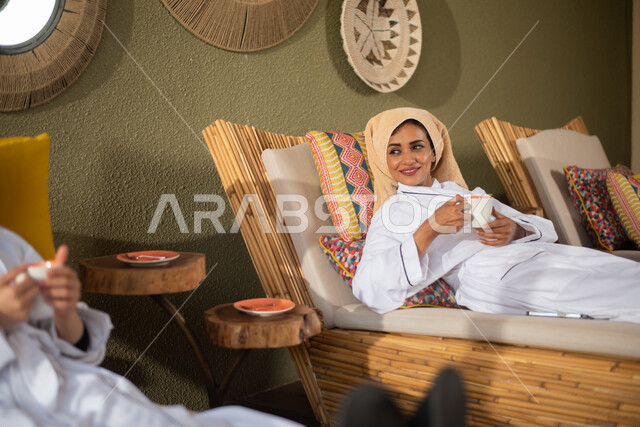 محادثات ودردشة وتعارف وصداقات، غرفة الإسترخاء والراحة والاستجمام في  نادي صحي نسائي،  إمرأتان عربيتان خليجيتان سعوديتان في منتجع صحي نسائي ، الاهتمام والعناية بالمظهر في صالون وسبا نسائي