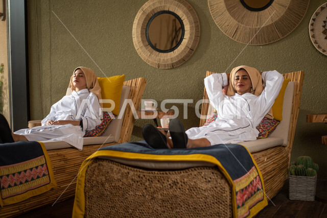 غرفة الإسترخاء والراحة والاستجمام في  نادي صحي نسائي، دردشة ومحادثات وتعارف وصداقات، إمرأتان عربيتان خليجيتان سعوديتان في منتجع صحي نسائي، الاهتمام والعناية بالمظهر في صالون وسبا نسائي