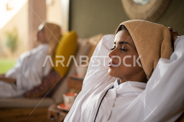 دردشة ومحادثات وتعارف وصداقات، صورة مقربة لإمرأتان عربيتان خليجيتان سعوديتان في منتجع صحي نسائي، غرفة الإسترخاء والراحة والاستجمام في  نادي صحي نسائي، الاهتمام والعناية بالمظهر في صالون وسبا نسائي