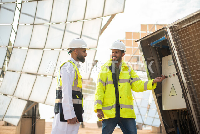 حوارات ونقاشات عمل ، مهندسان عربيان خليجيان سعوديان يشرفان على محطات الطاقة الشمسية في السعودية، إرتداء خوذة وسترة الحماية الخاصة بالعمل، مخططات وتصاميم هندسية،   محطات الطاقة الشمسية المتجددة، الواح وستلايت انتاج الطاقة الكهربائية , تطور التقنية والتكنول