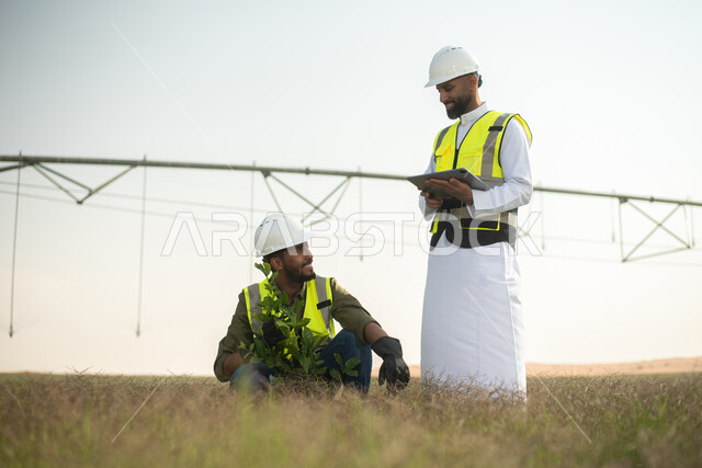 مهندسان زراعيان عربيان خليجيان سعوديان يقومان بفحص المحاصيل والنباتات الزراعية  ،  استخدام التقنية والتكنولوجيا لتطوير مستقبل القطاع الزراعي , تحسين انتاج المحاصيل الزراعية في السعودية , تنميه المزارع والحقول الخضراء . 