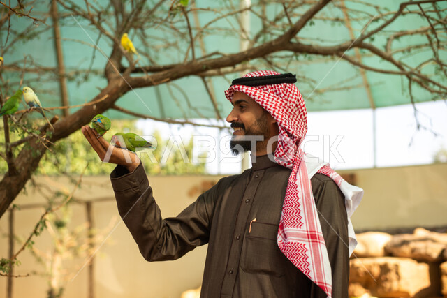 رجل عربي خليجي سعودي يرتدي الزي التقليدي, قضاء أوقات ممتعة في حديقة الحيوانات في المملكة العربية السعودية، أماكن سياحية ترفيهية بالسعودية، محمية طبيعية، فعاليات ترفيهية عائلية