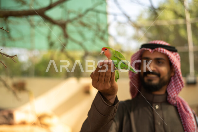 رجل عربي سعودي خليجي يرتدي الزي التقليدي, قضاء أوقات ممتعة في حديقة الحيوانات في المملكة العربية السعودية، أماكن سياحية ترفيهية بالسعودية، محمية طبيعية، فعاليات ترفيهية عائلية