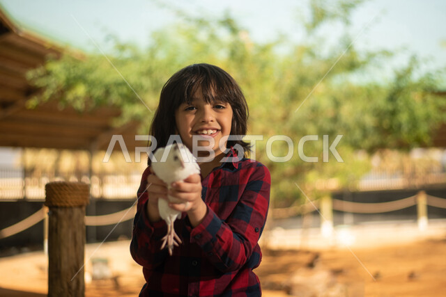 ايماءات تدل على السعادة, ولد عربي خليجي سعودي في حديقة الحيوانات في المملكة العربية السعودية ، أماكن سياحية ترفيهية ، أنشطة ترفيهية مع الطيور، طيور في المحمية الطبيعية, مزارع تربية الطيور