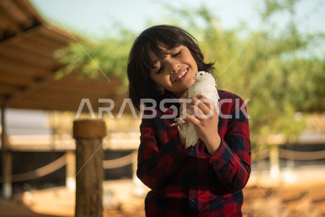 ايماءات تدل على السعادة, ولد عربي خليجي سعودي في حديقة الحيوانات في المملكة العربية السعودية ، أماكن سياحية ترفيهية ، أنشطة ترفيهية مع الطيور، طيور في المحمية الطبيعية, مزارع تربية الطيور