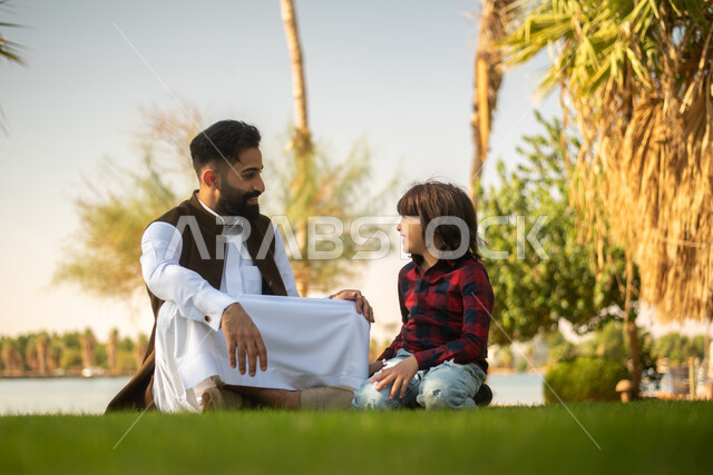 دردشة ومحادثات, ولد ووالده عربيان سعوديان خليجيان , الاستمتاع باللعب , قضاء أوقات ممتعة في احد الحدائق العامة في المملكة العربية السعودية، أماكن سياحية ترفيهية بالسعودية، فعاليات ترفيهية عائلية