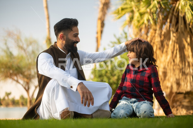 دردشة ومحادثات, ولد ووالده عربيان سعوديان خليجيان , الاستمتاع باللعب , قضاء أوقات ممتعة في احد الحدائق العامة في المملكة العربية السعودية، أماكن سياحية ترفيهية بالسعودية، فعاليات ترفيهية عائلية
