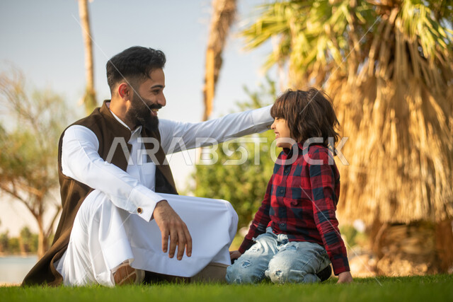 دردشة ومحادثات, ولد ووالده عربيان سعوديان خليجيان , الاستمتاع باللعب , قضاء أوقات ممتعة في احد الحدائق العامة في المملكة العربية السعودية، أماكن سياحية ترفيهية بالسعودية، فعاليات ترفيهية عائلية
