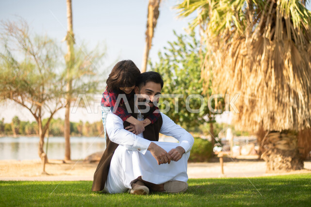 اب وابنه عربيان سعوديان خليجيان , الاستمتاع باللعب , قضاء أوقات ممتعة في احد الحدائق العامة في المملكة العربية السعودية، أماكن سياحية ترفيهية بالسعودية، فعاليات ترفيهية عائلية