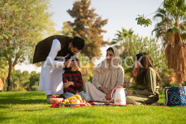   الجلوس في الطبيعة الخضراء وقضاء أوقات ممتعة في إحدى الحدائق بالسعودية ، أجواء عائلية سعيدة  ،عائلة عربية خليجية سعودية ، دردشة ومحادثات ، عطلة صيفية ، نزهه في الهواء الطلق  ، أنشطة ترفيهية عائلية.