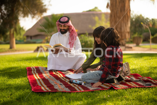 صورة عن قرب لرجل عربي خليجي سعودي برفقة أبناءه ، قضاء أوقات ممتعة في إحدى الحدائق العامة بالسعودية ، عطلة صيفية ، اجواء عائلية سعيدة ، نزهه في في الهواء الطلق ، جولة في الطبيعة الخضراء، أنشطة ترفيهية عائلية.
