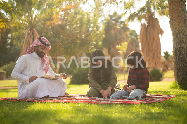 رجل عربي خليجي سعودي برفقة أبناءه ، قضاء أوقات ممتعة في إحدى الحدائق العامة بالسعودية ، عطلة صيفية ، اجواء عائلية سعيدة ، نزهه في في الهواء الطلق ، جولة في الطبيعة الخضراء، أنشطة ترفيهية عائلية.