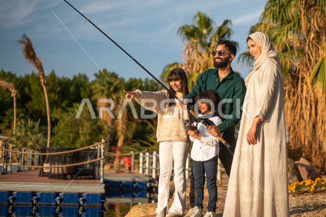 عائلة عربية سعودية خليجية في رحلة صيد الأسماك ، قضاء اوقات ممتعة مع العائلة ، أنشطة ترفيهية في الهواء الطلق ، عطلة صيفية ، منتزهات ترفيهية في المملكة العربية السعودية.