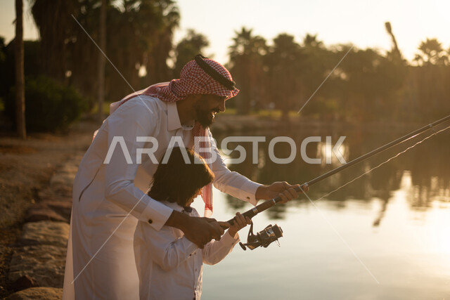 رجل  عربي  خليجي سعودي في  رحلة صيد الأسماك ، ممارسة الأنشطة الترفيهية في الهواء الطلق ، عطلة صيفية ، حدائق ونزهات ترفيهية في المملكة العربية السعودية.