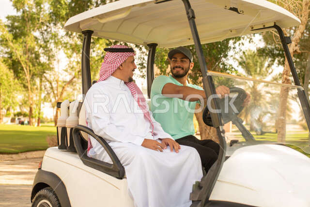 شابان عربيان خليجيان سعوديان داخل سيارة جولف الكهربائية لنقل الركاب، لعبة الغولف ( الجولف ) ، أنشطة رياضية في السعودية، رياضات الألعاب الأولمبية الصيفية، أنشطة ترفيهية ممتعة، ملعب الجولف، نادي الجولف، عربة الجولف