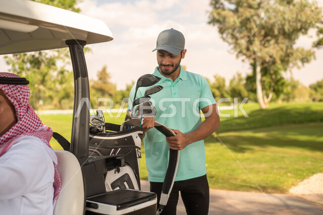 رجل عربي خليجي سعودي في ملعب الجولف، الإستعداد لممارسة لعبة الغولف، حقيبة الجولف، أنشطة رياضية بالسعودية، رياضات الألعاب الأولمبية الصيفية، أنشطة ترفيهية ممتعة، ملعب الجولف