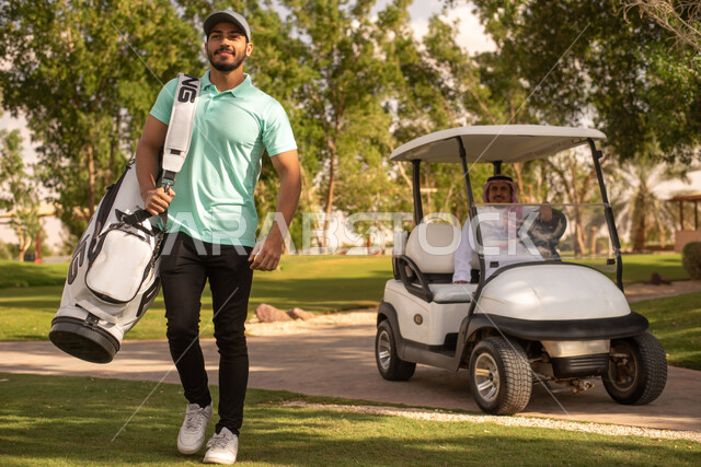 شابان عربيان خليجيان سعوديان في ملعب الجولف، سيارة جولف كهربائية لنقل الركاب، ممارسة لعبة الغولف، مساحات واسعة خضراء، أنشطة رياضية، رياضة لعبة الجولف، الألعاب الأولمبية الصيفية، أنشطة ترفيهية ممتعة , خلفية الطبيعة الخضراء .