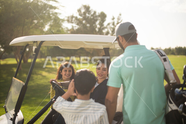 الألعاب الأولمبية الصيفية، عائلة عربية خليجية سعودية في ملعب الجولف, هواية ممارسة لعبة الجولف,  أنشطة ترفيهية ممتعة,  سيارة جولف كهربائية لنقل الركاب، رياضة  لعبة الجولف، ممارسة لعبة الغولف على مساحات واسعة خضراء، ملعب الجولف