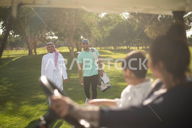 ملعب الجولف, عائلة عربية خليجية سعودية في ملعب الجولف، أنشطة ترفيهية ممتعة,  سيارة جولف كهربائية لنقل الركاب، أنشطة رياضية بالسعودية، الألعاب الأولمبية الصيفية، ممارسة لعبة الغولف على مساحات واسعة خضراء