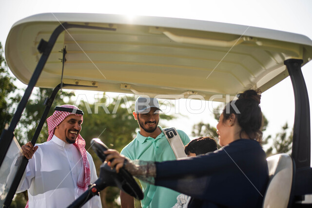 أنشطة ترفيهية ممتعة, تصوير مقرب لعائلة عربية خليجية سعودية في ملعب الجولف، سيارة جولف كهربائية  لنقل الركاب، أنشطة رياضية بالسعودية، الألعاب الأولمبية الصيفية، ممارسة لعبة الغولف، ملعب الجولف
