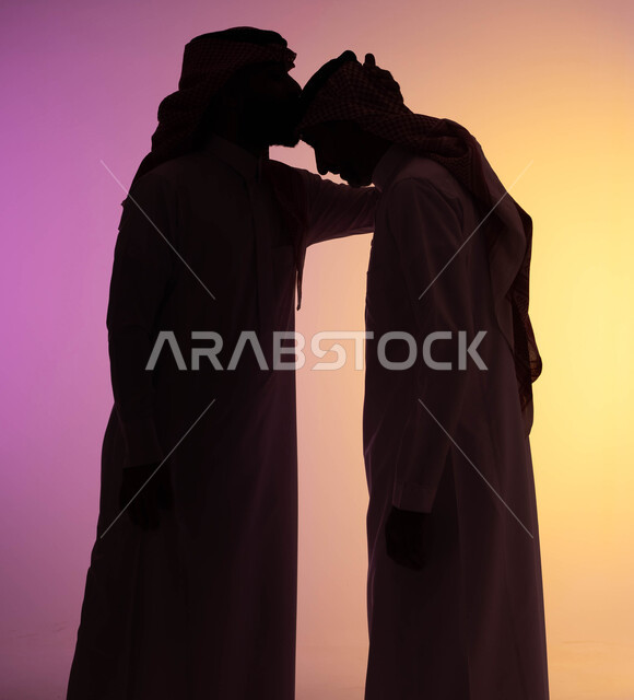 بورتريه صورة ظلية لرجل عربي خليجي سعودي يقوم بتقبيل رأس والده ، صورة الجسم بالطول الكامل ، بر الوالدين وصلة الارحام ،  ايماءات تدل على التقدير والاحترام ، ارتداء الزي التقليدي السعودي ،التجمعات الأسرية ،  التهنئه بالعيد السعيد ، سيلوليت