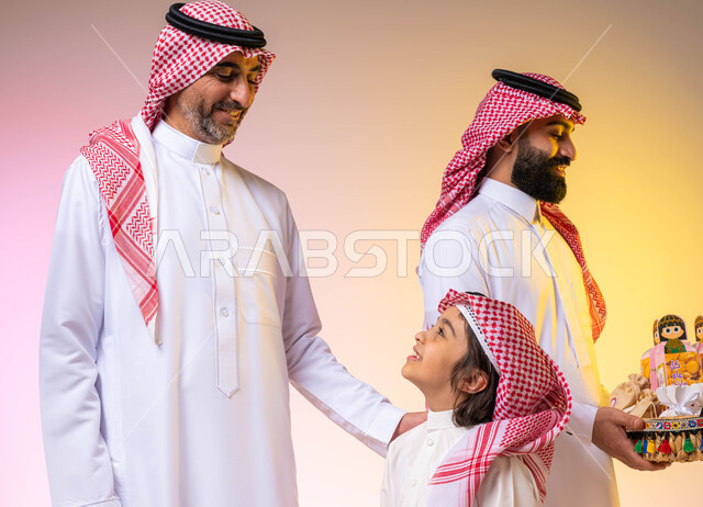 بورتريه لعائلة عربيه سعوديه خليجيه  تحتفل بأيام العيد ، اجواء عائليه سعيده ، الفرح بقدوم العيد ، التجمعات الأسرية في العيد ، الزيارات العائلية ، الاحتفال بالأعياد الإسلامية ، خلفية ملونة
