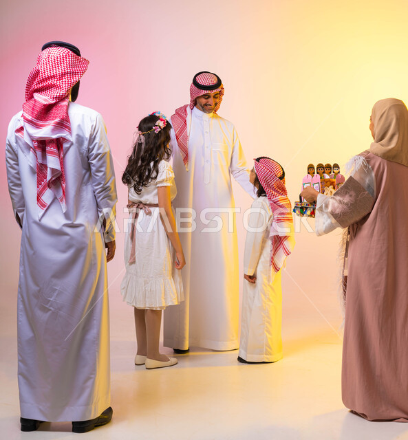 بورتريه لعائلة عربيه سعوديه خليجيه  تحتفل بأيام العيد ، اجواء عائليه سعيده ، الفرح بقدوم العيد ، التجمعات الأسرية في العيد ، تقديم الضيافة ، الاحتفال بالأعياد الإسلامية ، خلفية ملونة