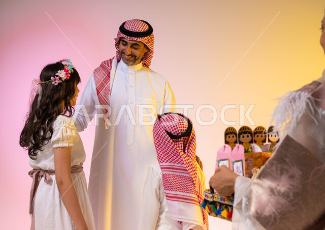 بورتريه لعائلة عربيه سعوديه خليجيه  تحتفل بأيام العيد ، اجواء عائليه سعيده ، الفرح بقدوم العيد ، التجمعات الأسرية في العيد ، الاحتفال بالأعياد الإسلامية ، خلفية ملونة