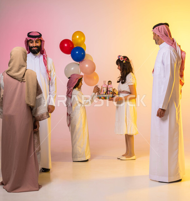 بورتريه لعائلة عربية سعودية خليجية تحتفل بالعيد المبارك ، الاحتفال بالعيد ، احتفالات ومظاهر العيد ، إيماءات وجه تدل على الفرح والسعادة ، الفرح بقدوم العيد ، خلفية ملونة