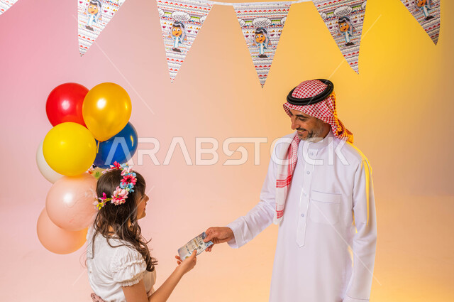 بورتريه لأب عربي سعودي خليجي يرتدي الزي السعودي الخليجي ويقوم بتقديم العيدية لابنته ، أجواء عائليه سعيده ، إيماءات تدل على الفرح والسرور بالعيد السعيد ، مناسبات واعياد اسلاميه ، بالونات وزينة العيد ، خلفية ملونة