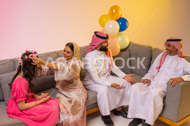 بورتريه لعائلة عربية خليجية سعودية تحتفل بقدوم العيد ، ام عربيه سعوديه خليجيه تقوم بمساعدة ابنتها على التجمل والتهيؤ للعيد ، ايماءات وجه تدل على الفرح والسعادة ، المناسبات والاعياد الاسلاميه ، خلفية ملونة