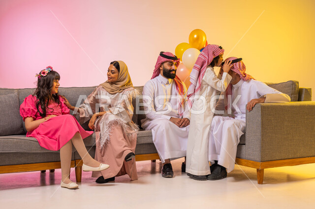بورتريه لولد عربي سعودي خليجي يقوم بتقبيل رأس جده, عائلة عربية خليجية سعودية تحتفل بقدوم العيد السعيد في غرفة المعيشة ، أجواء عائلية سعيدة ، عيد مبارك, المناسبات والاعياد الاسلاميه ، بالونات وزينة العيد ، خلفية ملونة
