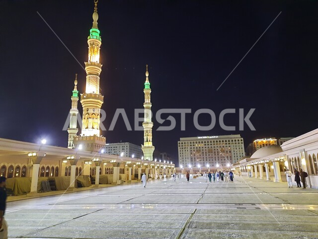 ساحة المسجد النبوي الشريف في المدينة المنورة ليلا بالمملكة العربية السعودية، معالم دينية إسلامية, الحرم النبوي الشريف، أماكن إسلامية مقدسة .