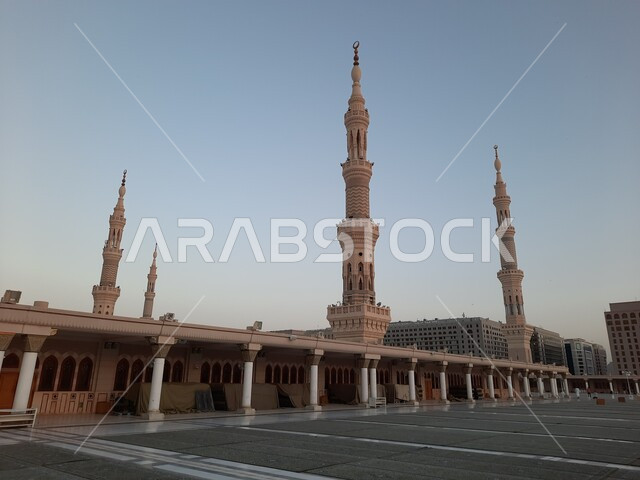 ساحة المسجد النبوي الشريف في المدينة المنورة بالمملكة العربية السعودية، الحرم النبوي الشريف، أماكن إسلامية مقدسة، معالم دينية إسلامية