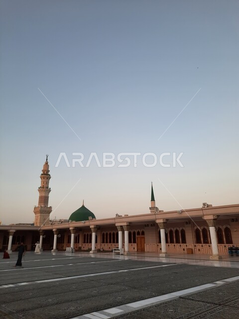 ساحة المسجد النبوي الشريف في المدينة المنورة بالمملكة العربية السعودية، الحرم النبوي الشريف، أماكن إسلامية مقدسة، معالم دينية إسلامية