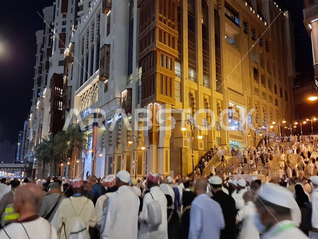 الزوار والحجاج الوافدين الى المسجد النبوي في المدينة المنورة , مناسبات دينية اسلامية , مناسك الحج والعمرة ,  الاماكن المقدسة في المملكة العربية السعودية .